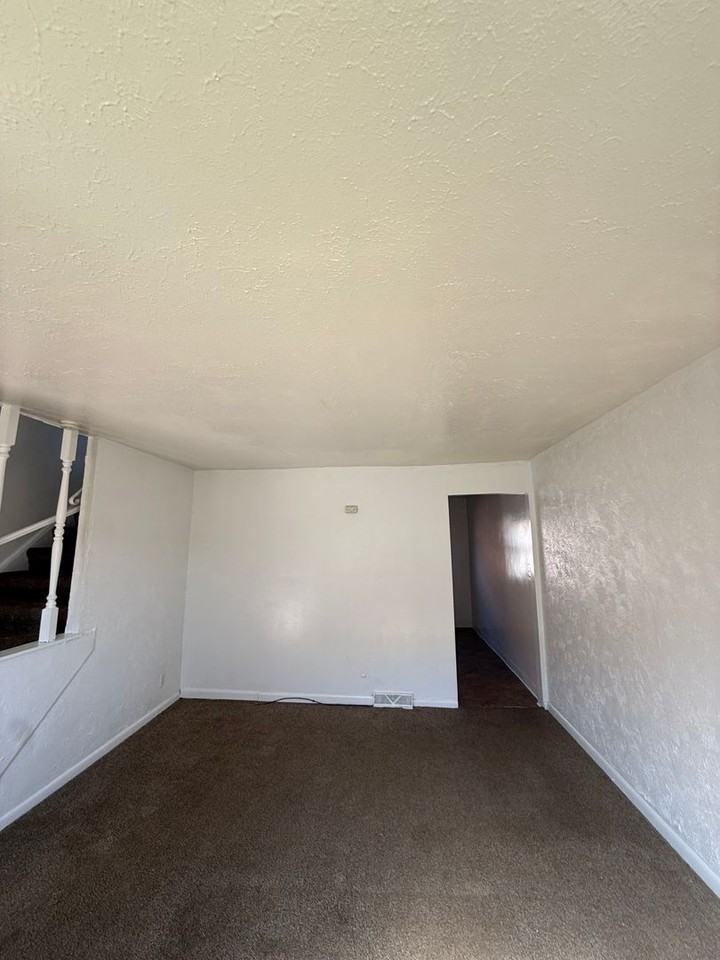 16224 Maplewood Ct - Photo 2 of 6