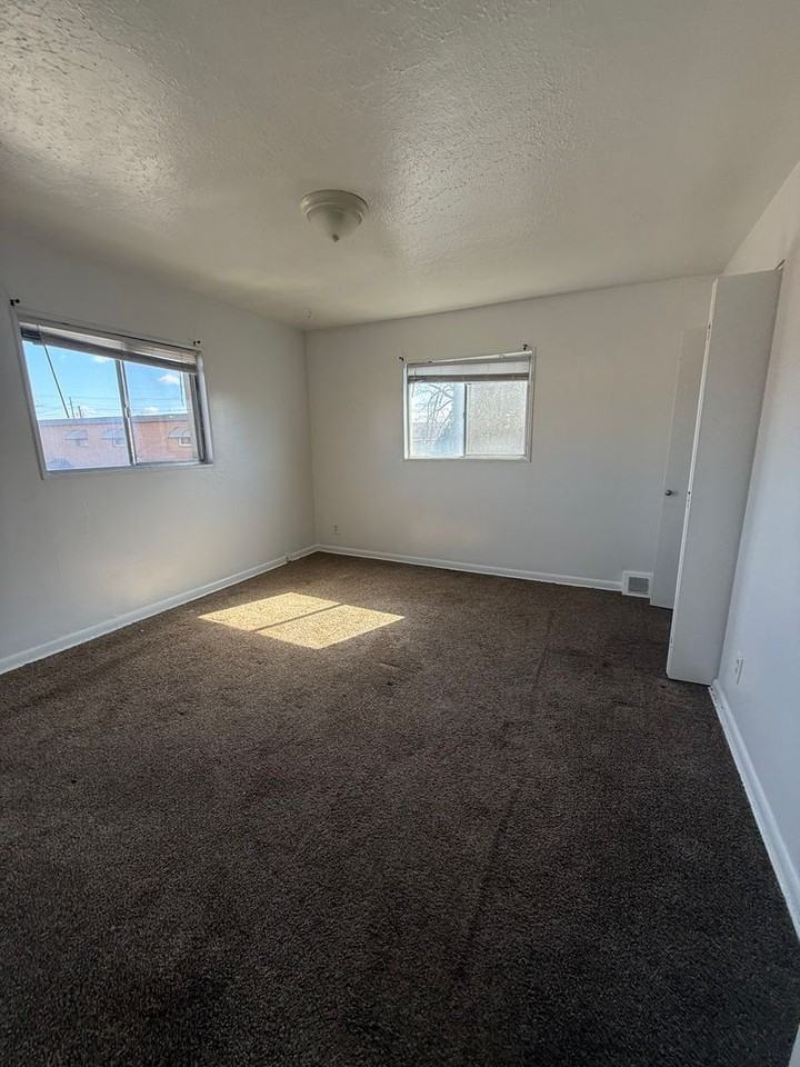 16224 Maplewood Ct - Photo 3 of 6