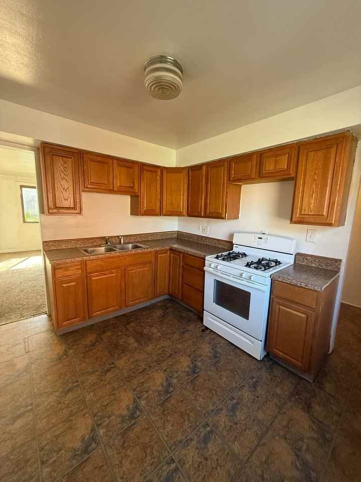 16224 Maplewood Ct - Photo 4 of 6