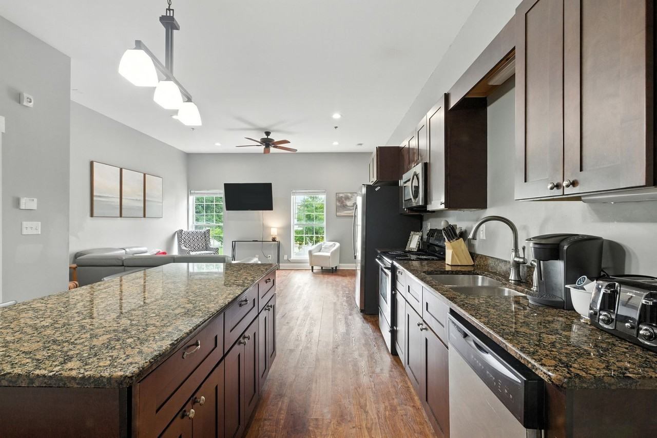 492 N Thomas St - Photo 3 of 27
