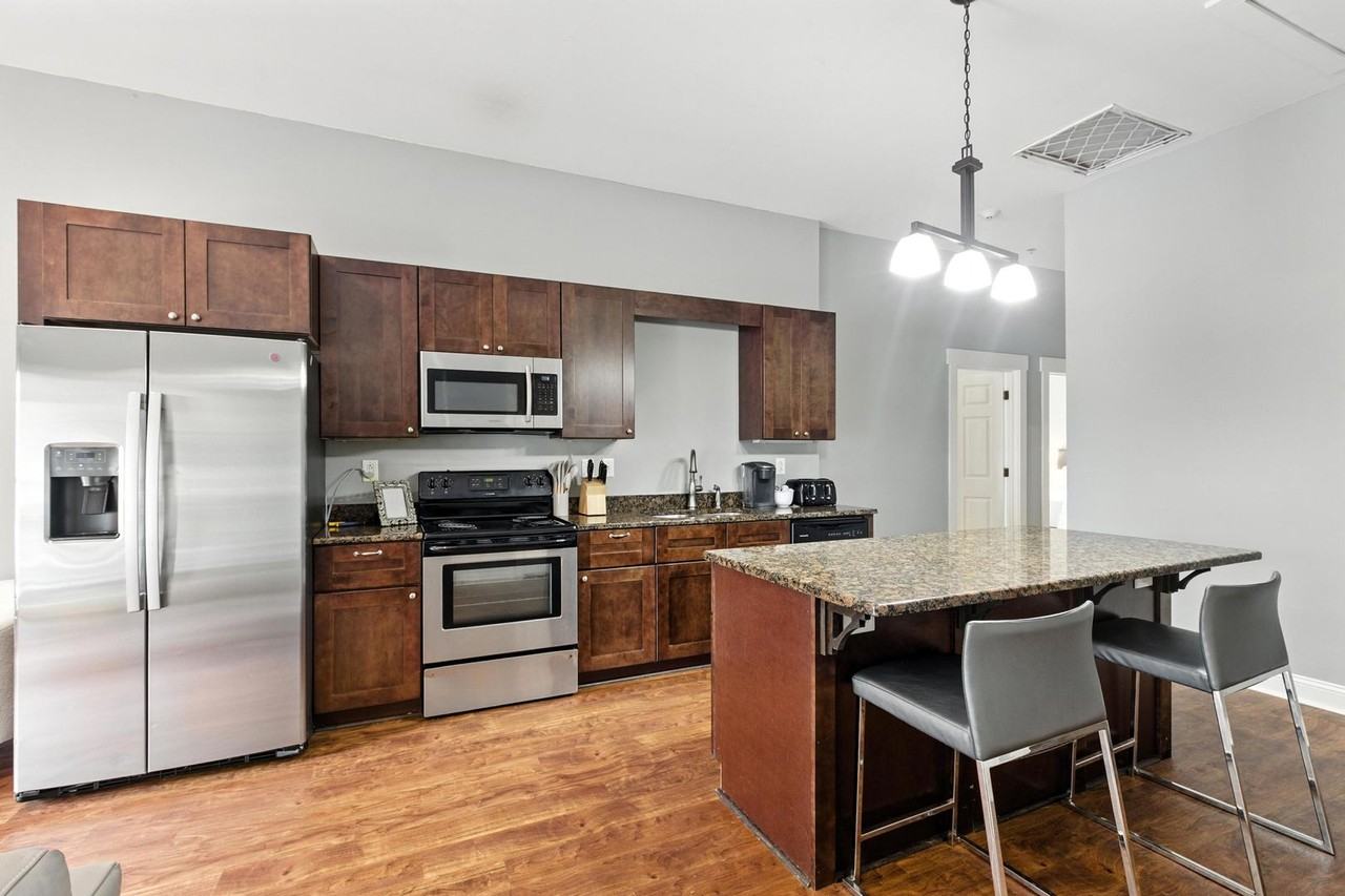 492 N Thomas St - Photo 4 of 27