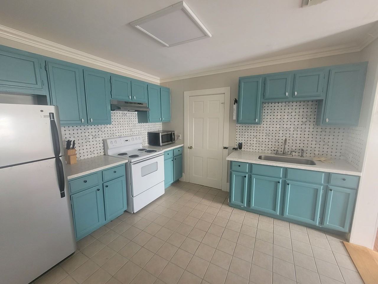 1006 Sealy St - Photo 3 of 10