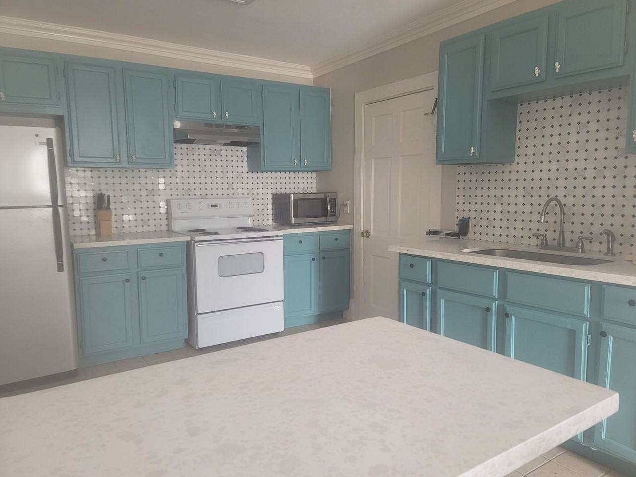 1006 Sealy St - Photo 4 of 10
