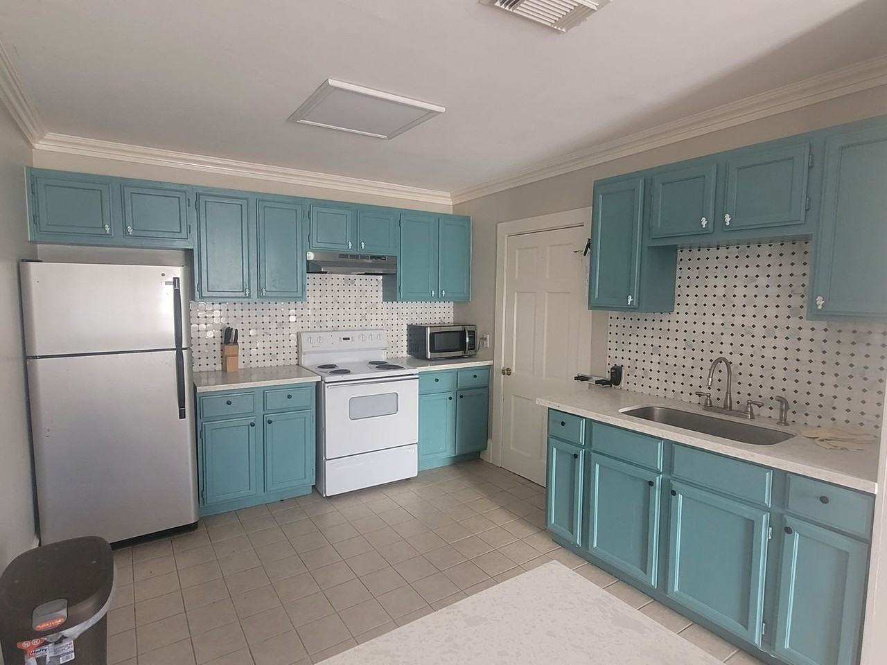 1006 Sealy St - Photo 5 of 10