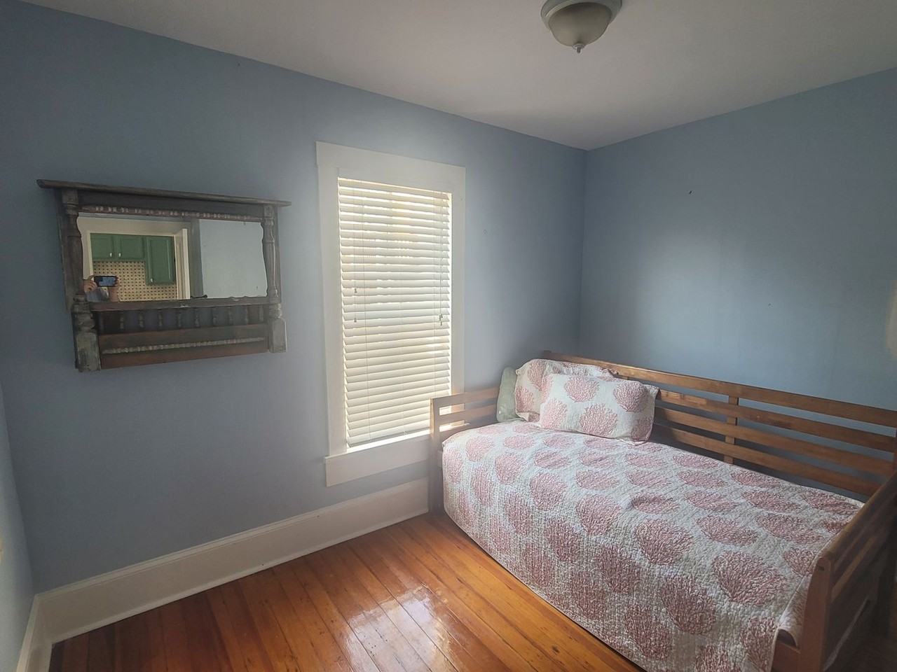 1006 Sealy St - Photo 6 of 10