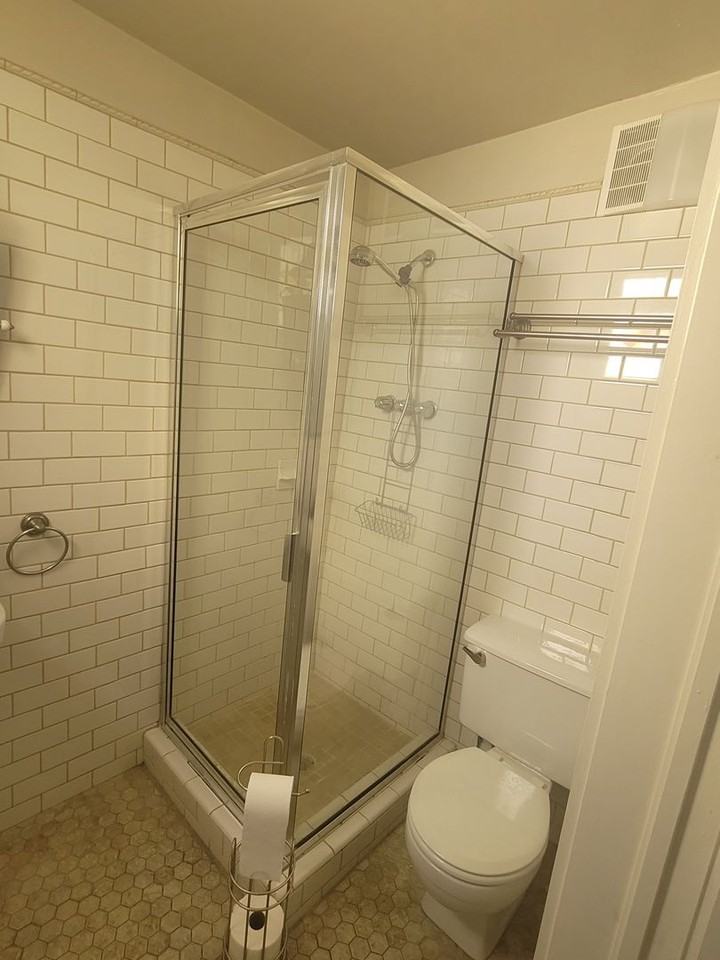 1006 Sealy St - Photo 7 of 10