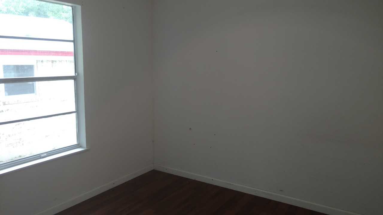 107 E Powell Ln - Photo 2 of 11