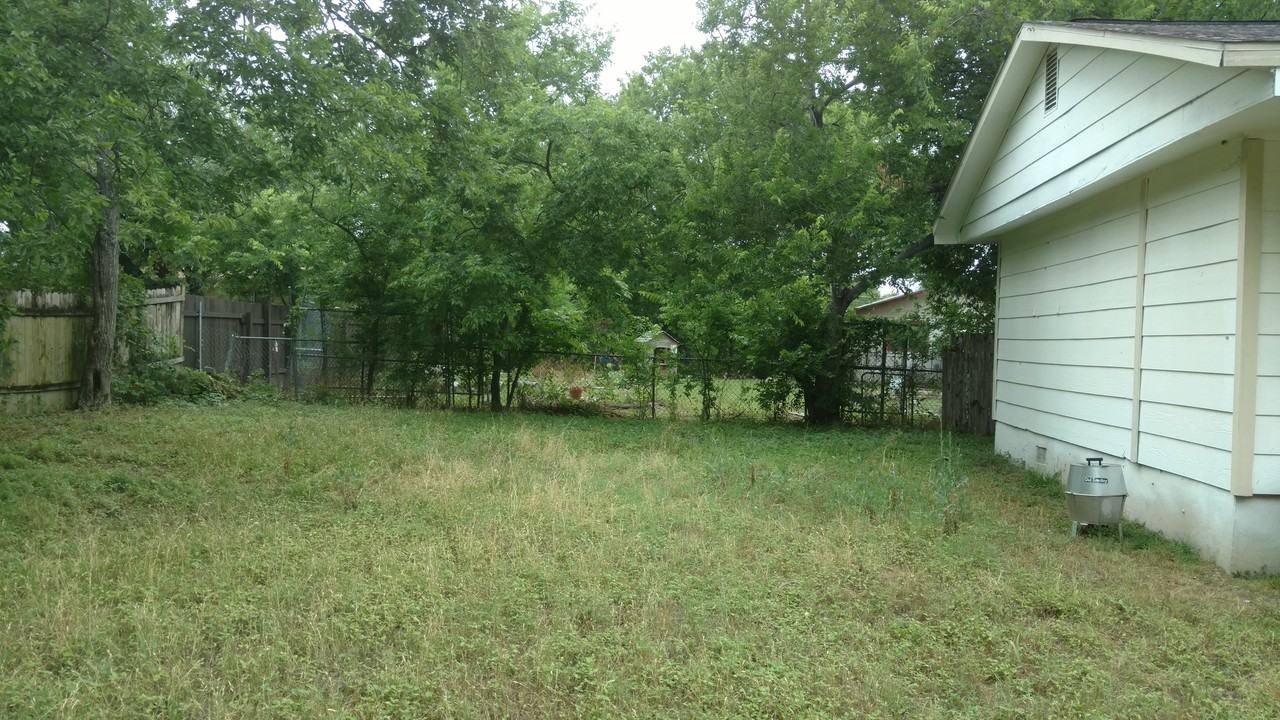 107 E Powell Ln - Photo 6 of 11