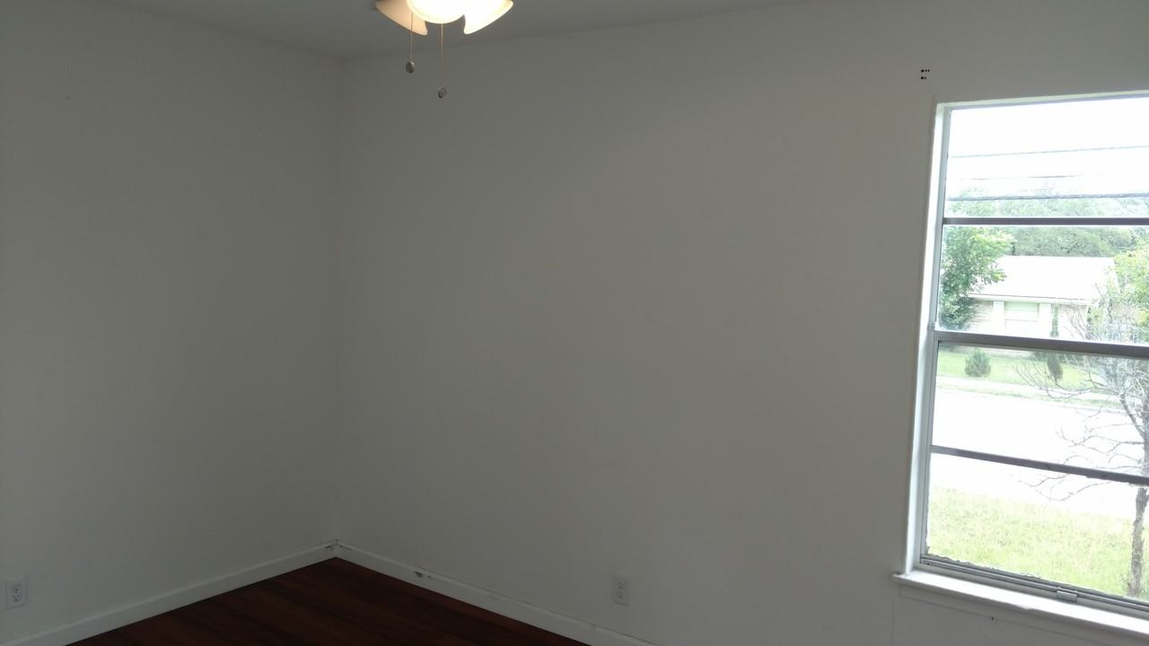 107 E Powell Ln - Photo 7 of 11