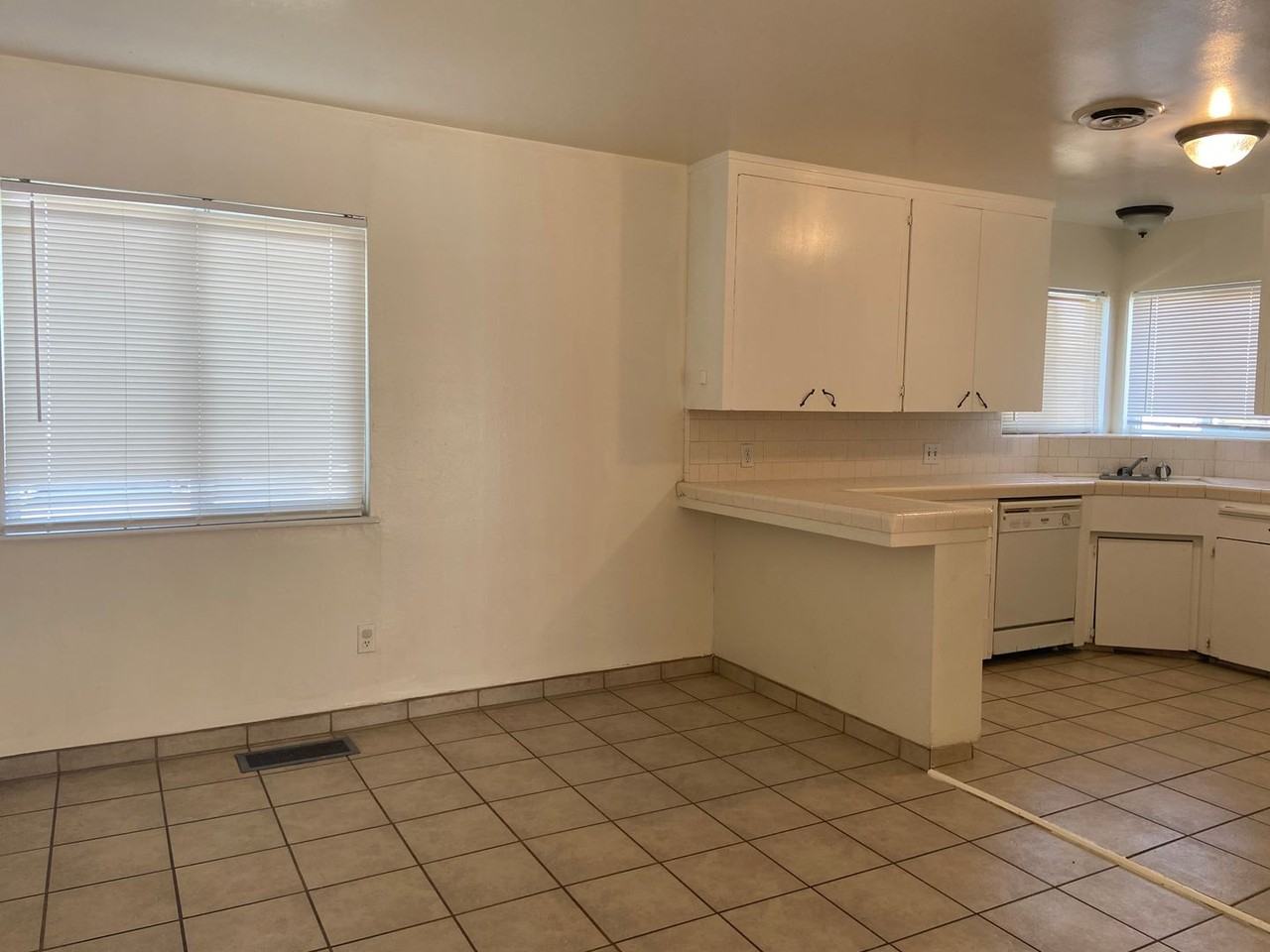 211 Camron Ave - Photo 4 of 11