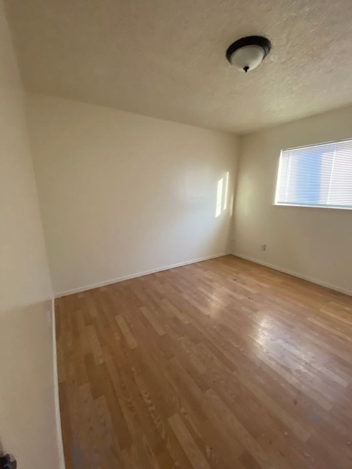 211 Camron Ave - Photo 5 of 11