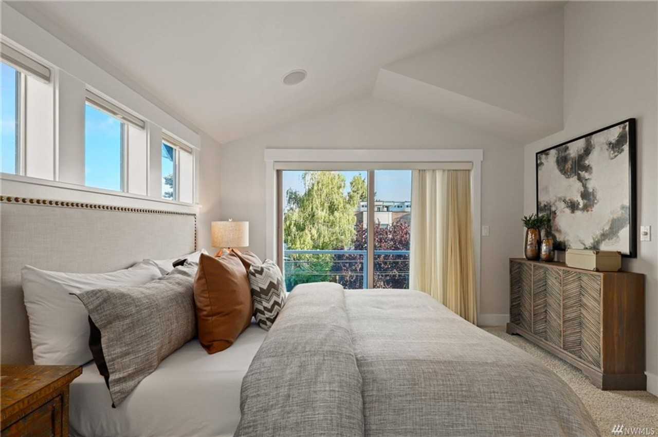 2044 Nw 63rd St - Photo 4 of 41