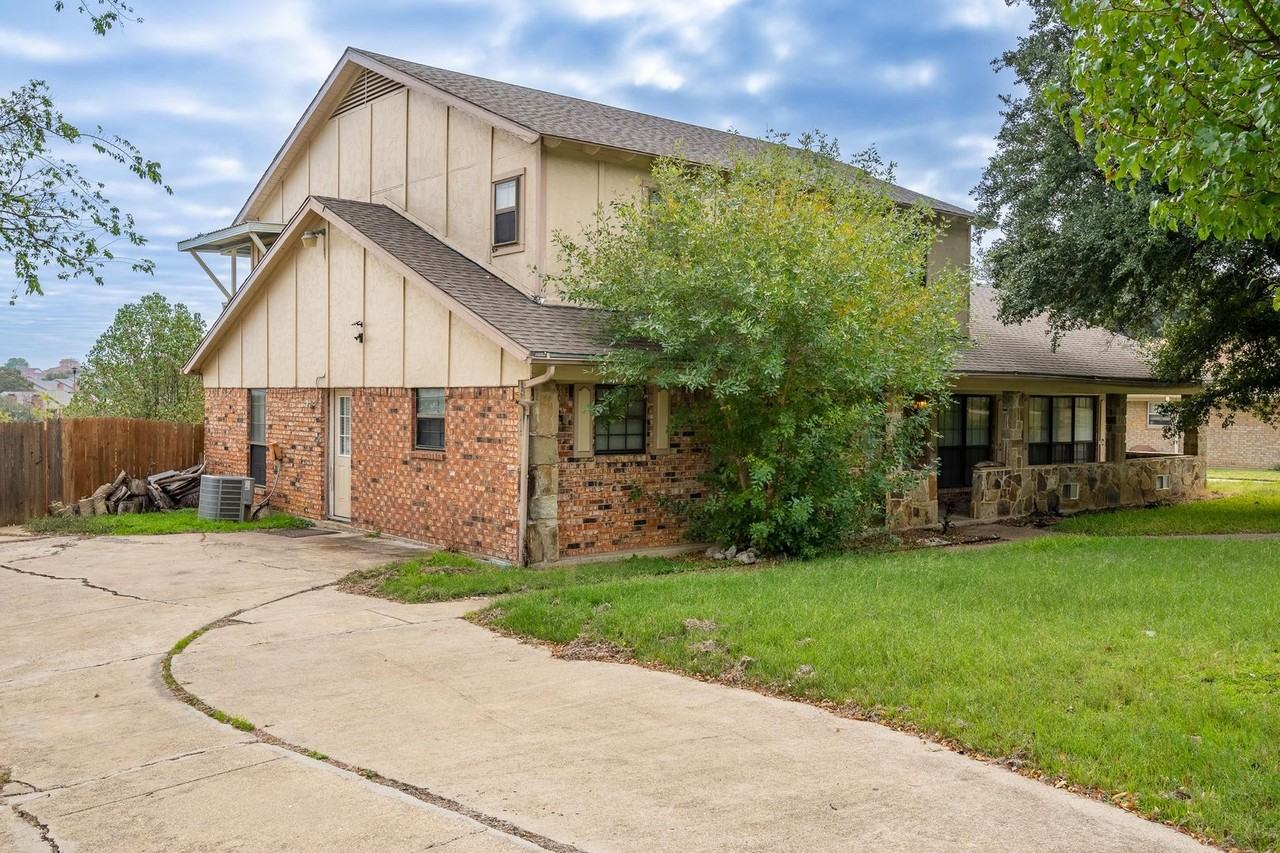 4212 Village Green Dr - Photo 3 of 29