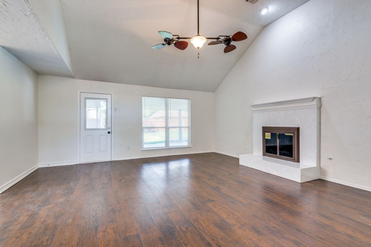 1108 Bayshore St - Photo 7 of 26