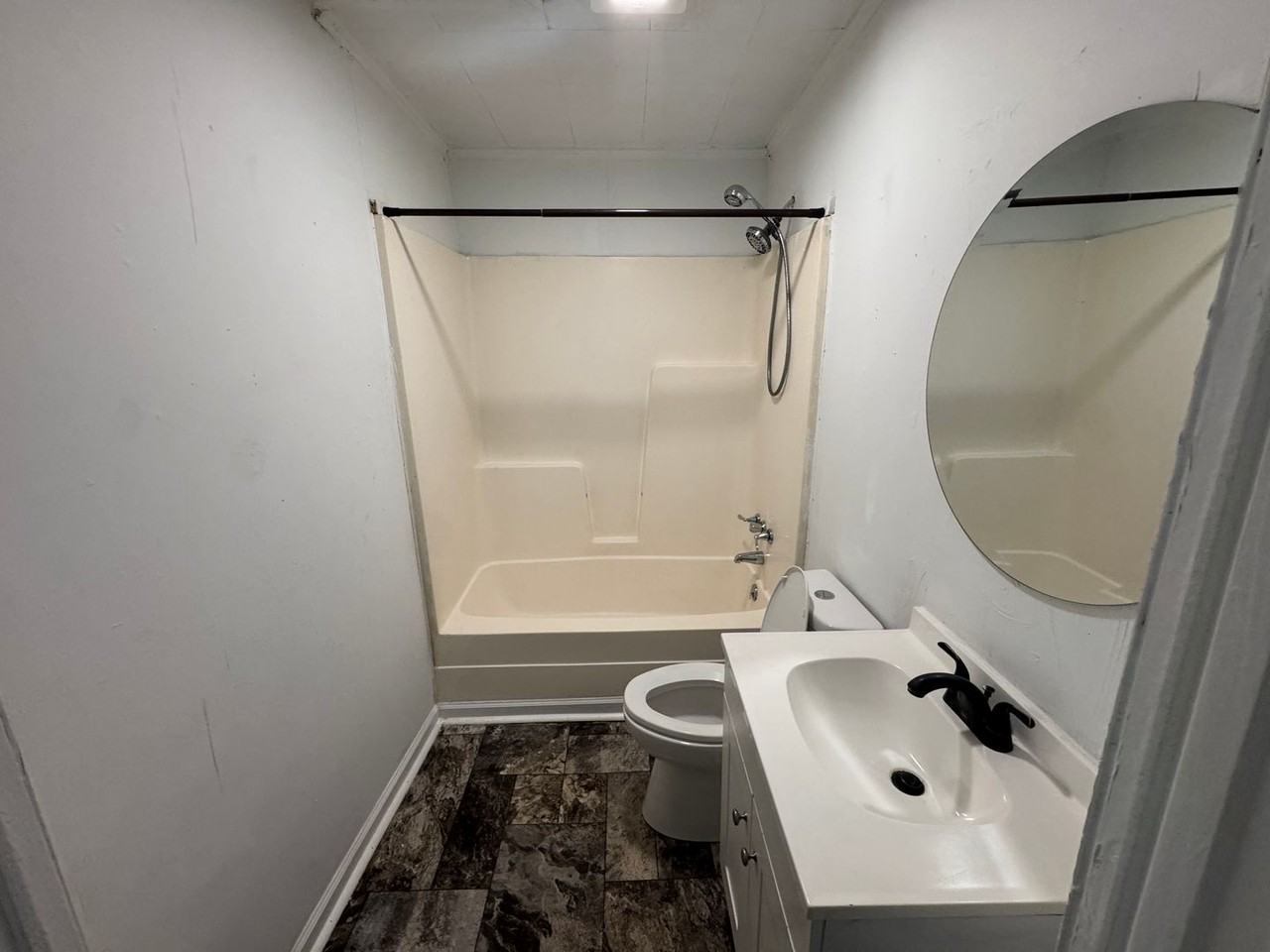 325 E 18th St - Photo 4 of 9