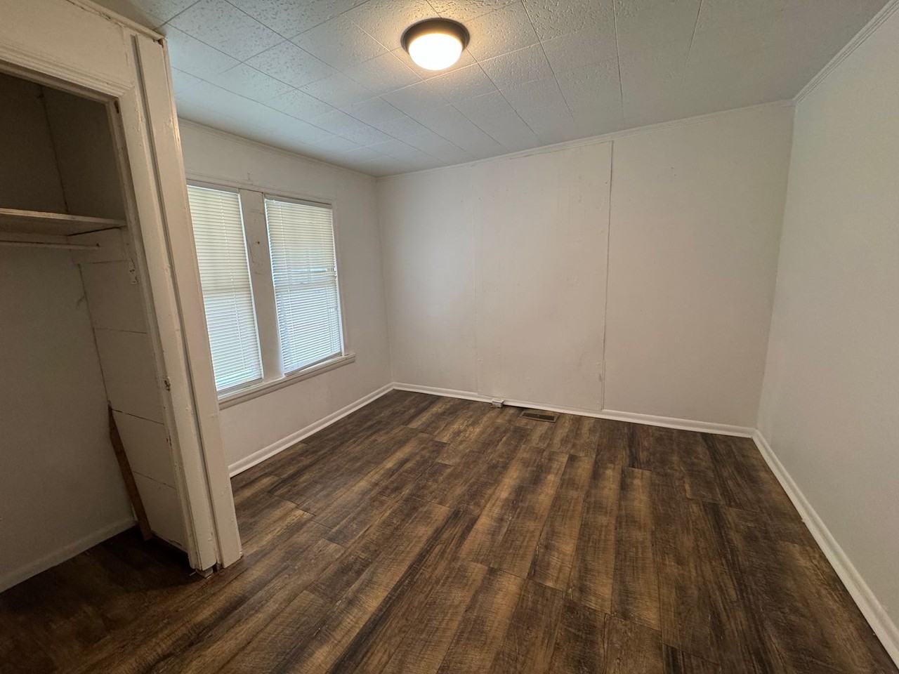 325 E 18th St - Photo 6 of 9