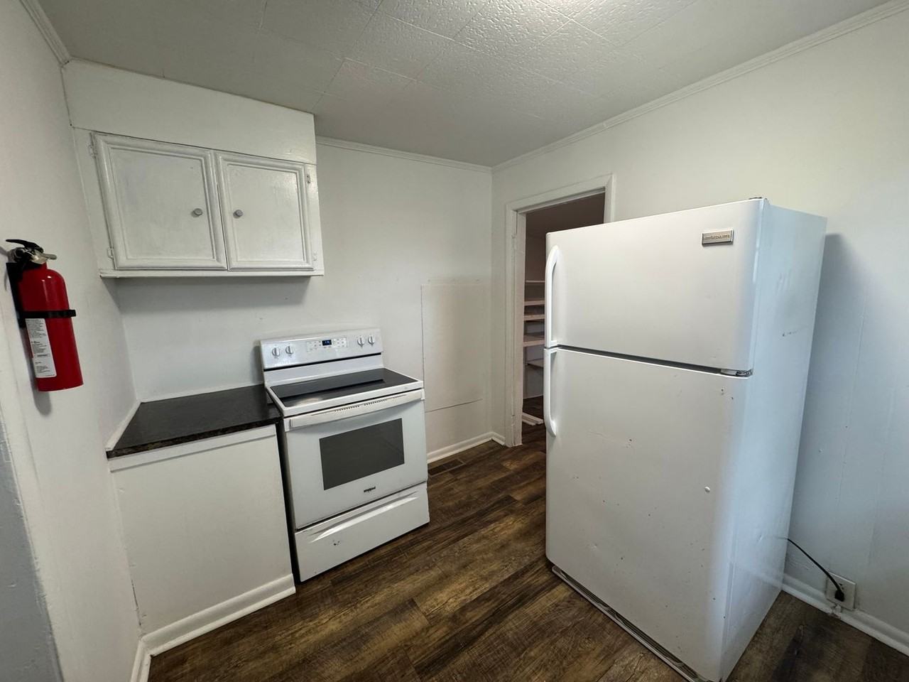 325 E 18th St - Photo 7 of 9