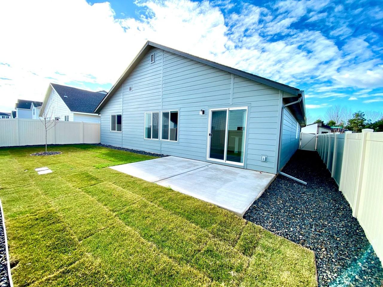 3956 N Amberwood Ave - Photo 5 of 46