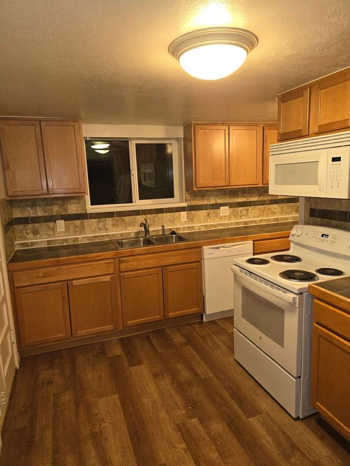 2459 20th St - Photo 3 of 12