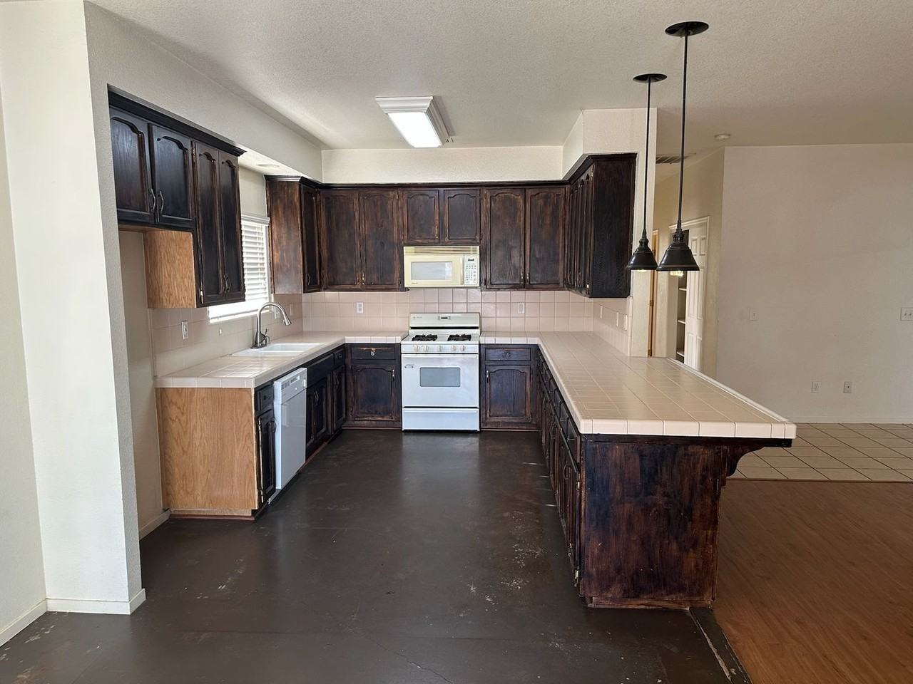 1339 Vine St - Photo 2 of 18