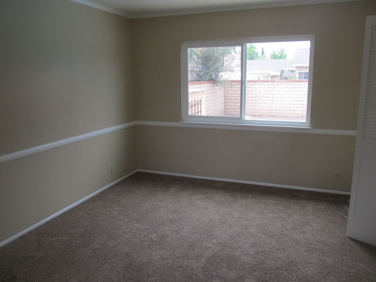 522 E Collins Ave - Photo 3 of 9