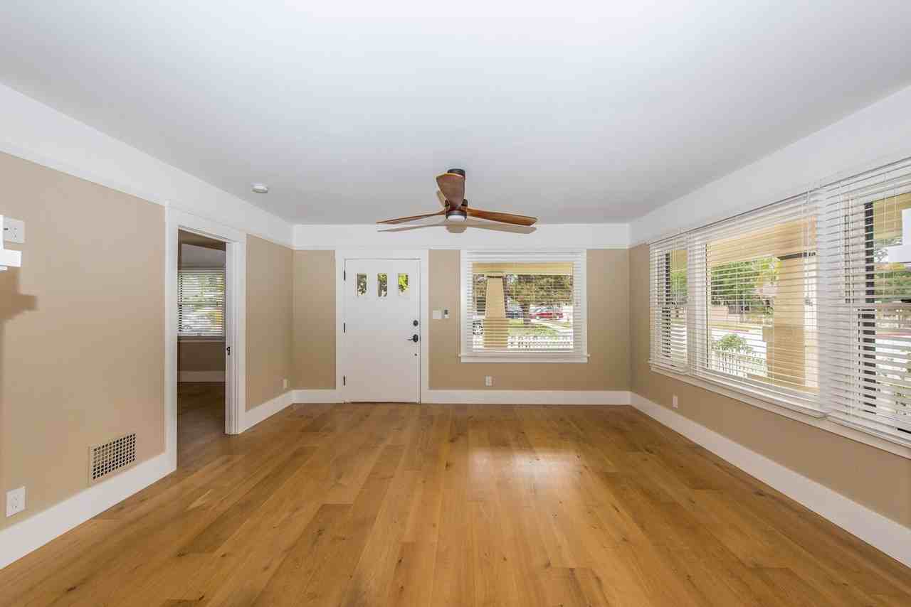 306 N Shaffer St - Photo 4 of 43