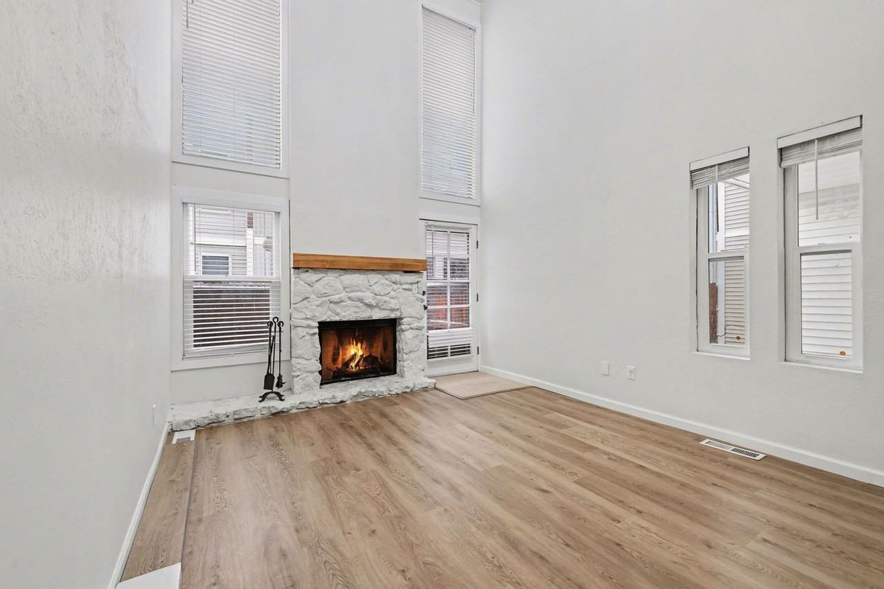 1050 S Monaco Pkwy - Photo 2 of 24