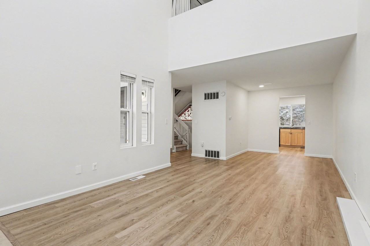 1050 S Monaco Pkwy - Photo 4 of 24