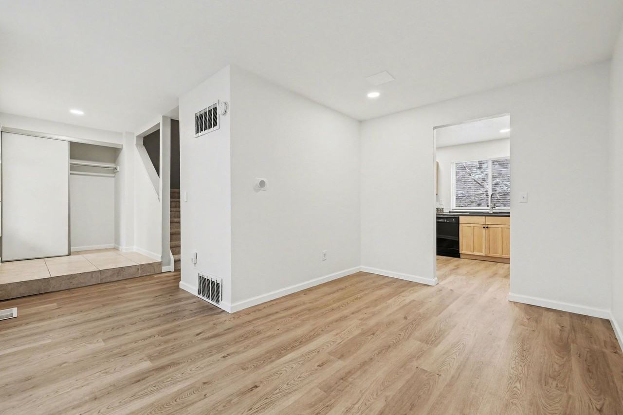 1050 S Monaco Pkwy - Photo 5 of 24