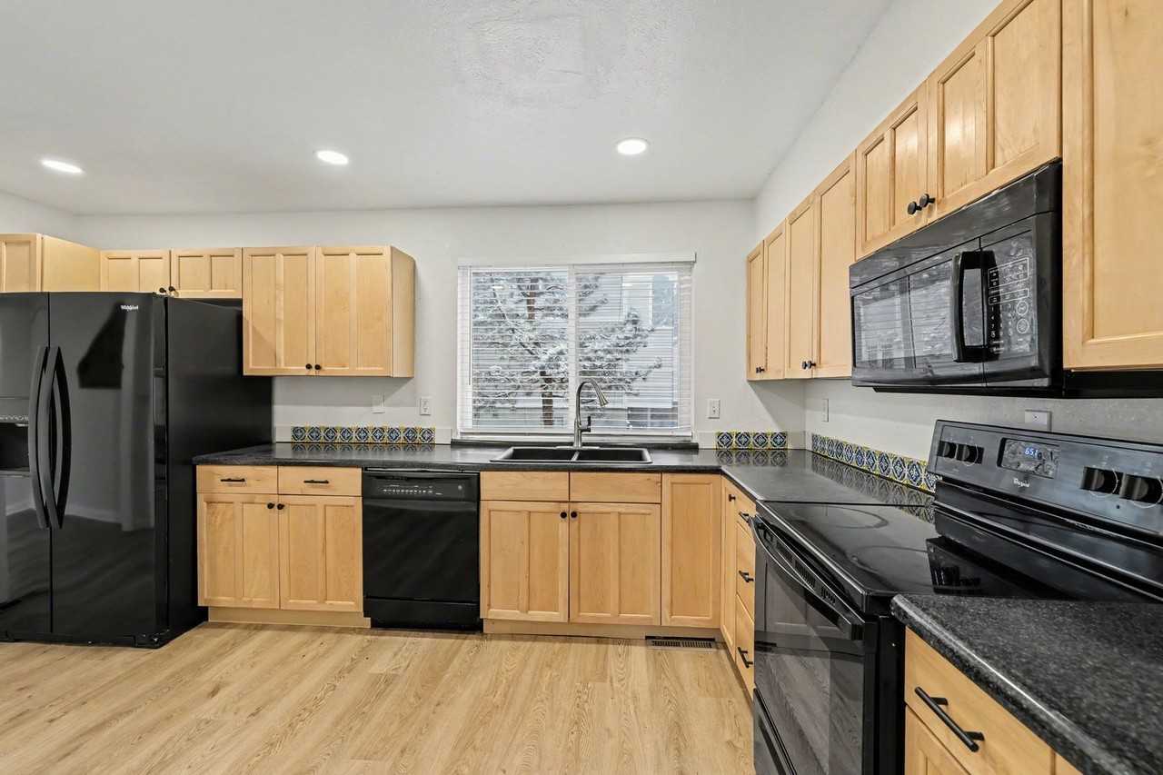 1050 S Monaco Pkwy - Photo 6 of 24