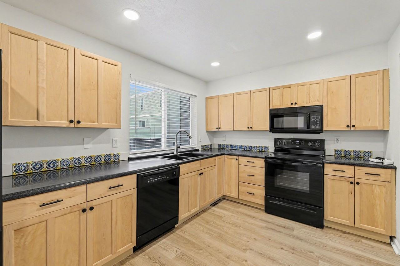 1050 S Monaco Pkwy - Photo 7 of 24