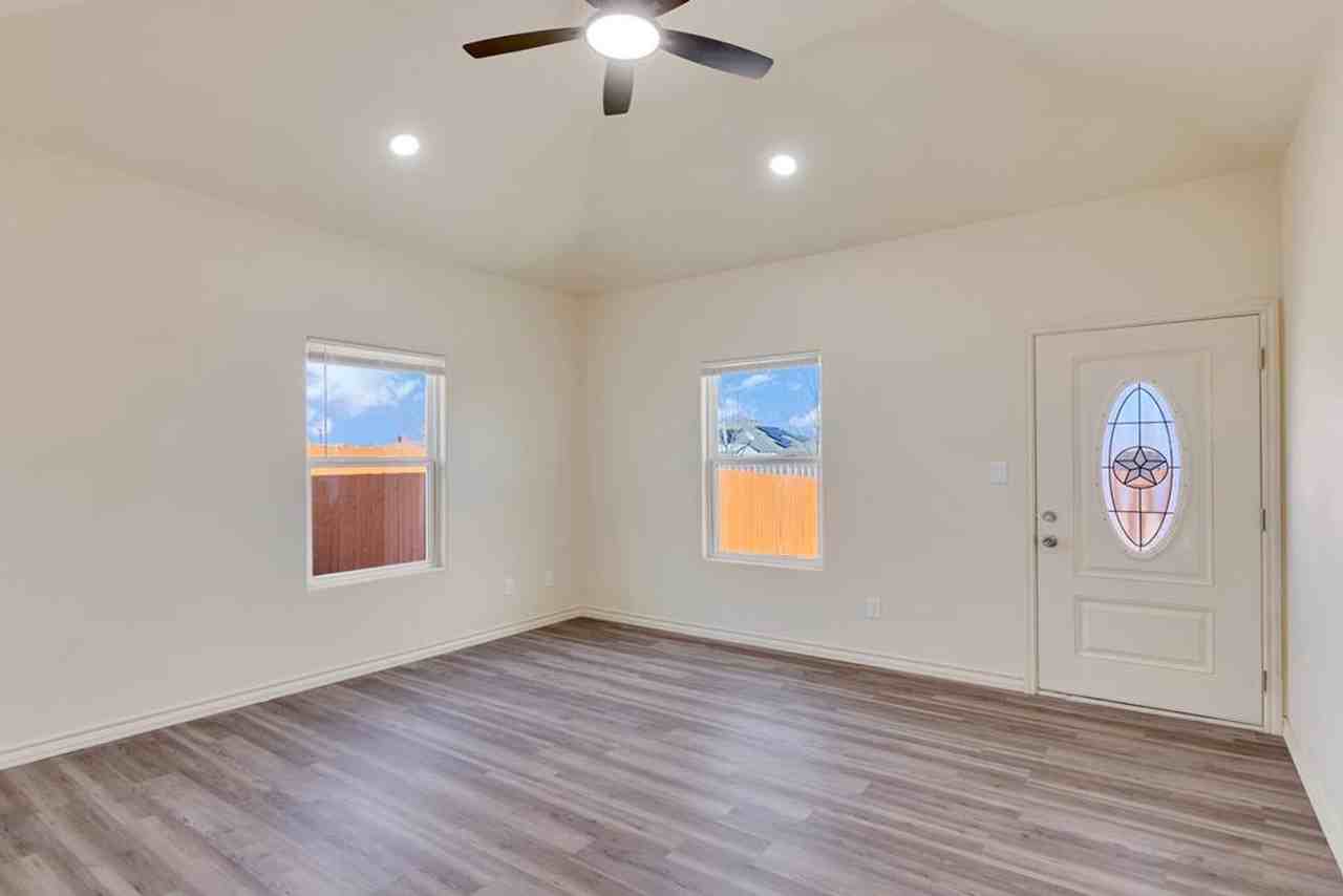 1014 N Eva Ave - Photo 3 of 6