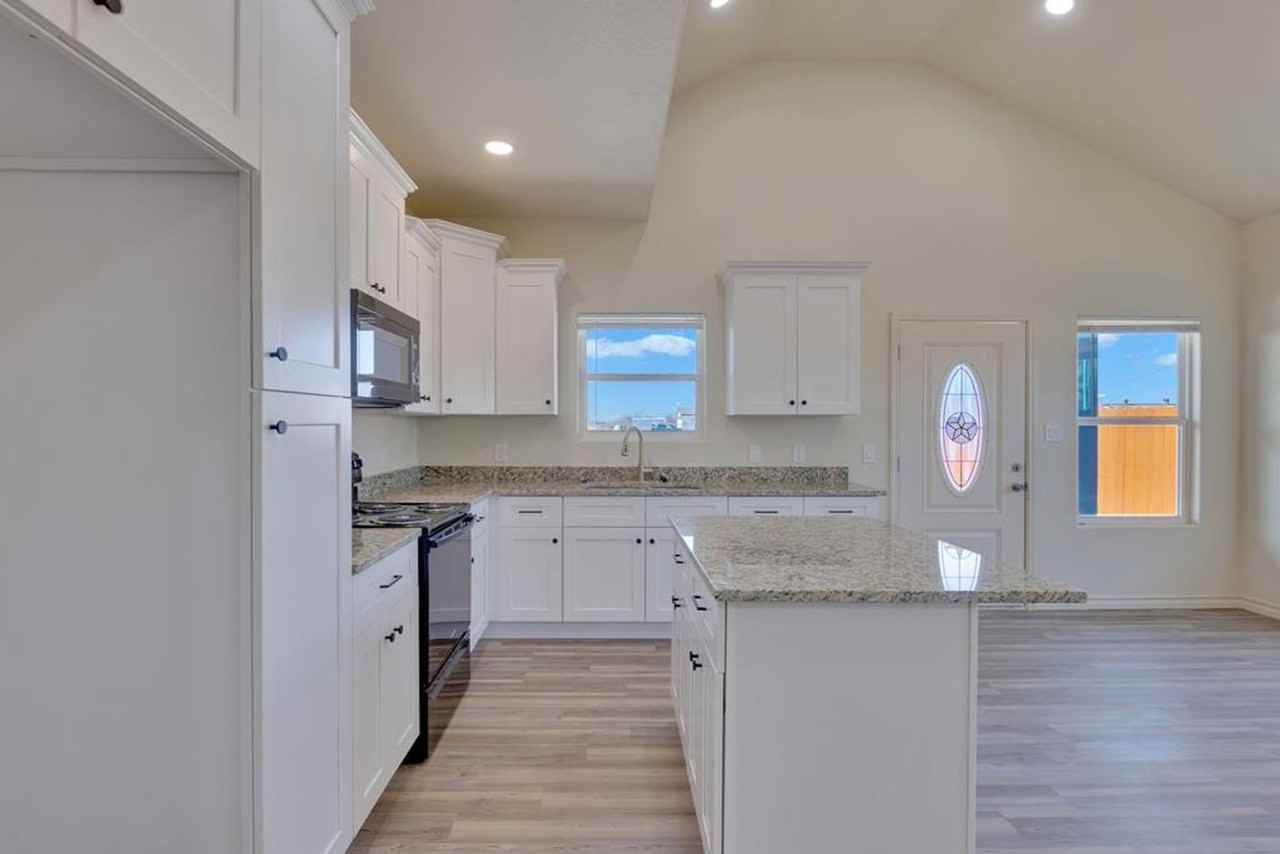 1014 N Eva Ave - Photo 4 of 6