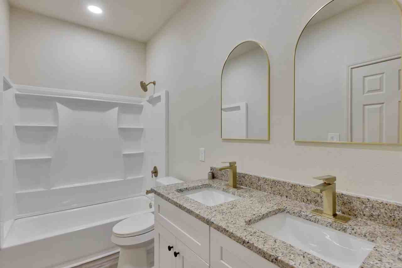 1016 N Eva Ave - Photo 2 of 6