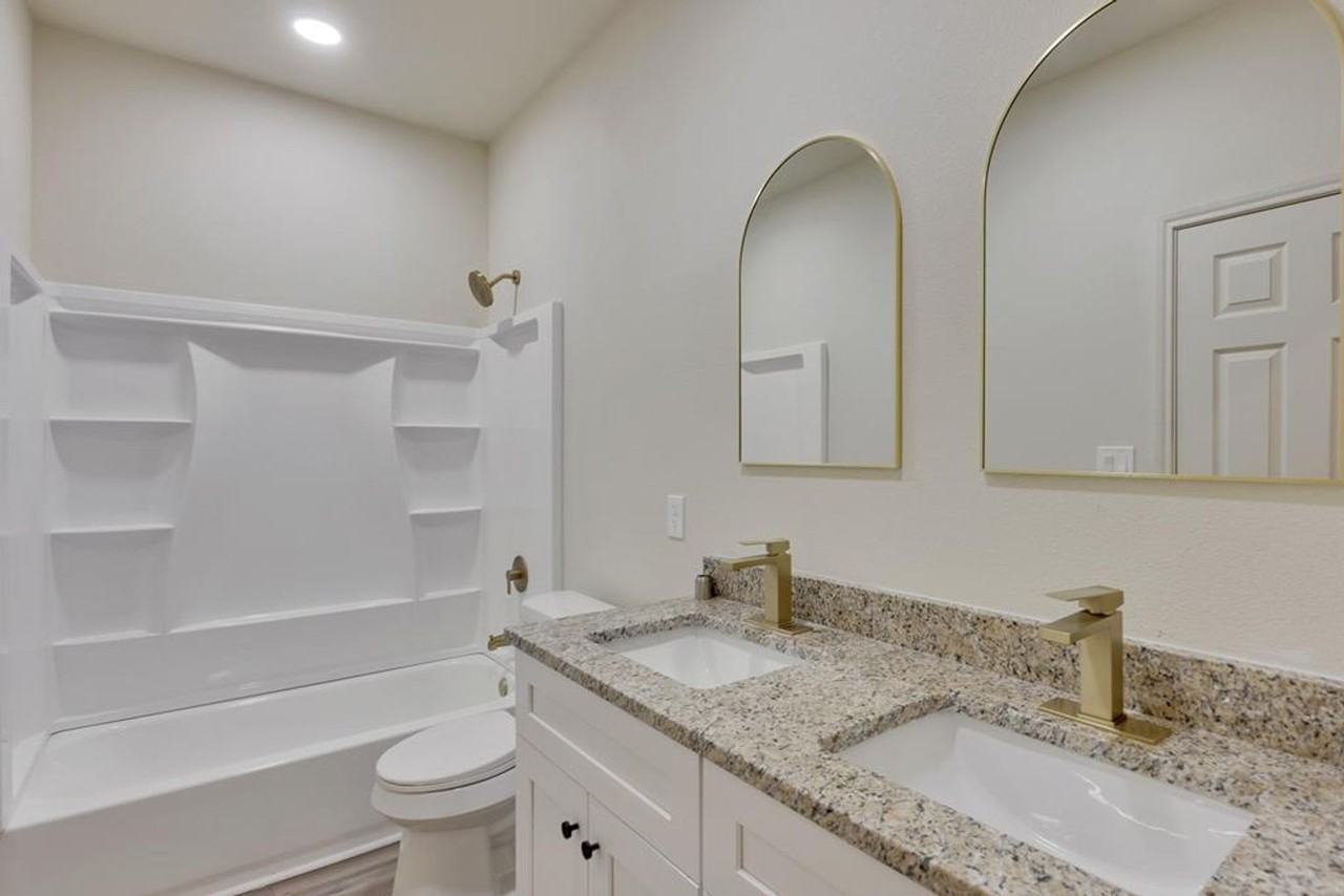 1018 N Eva Ave - Photo 2 of 6