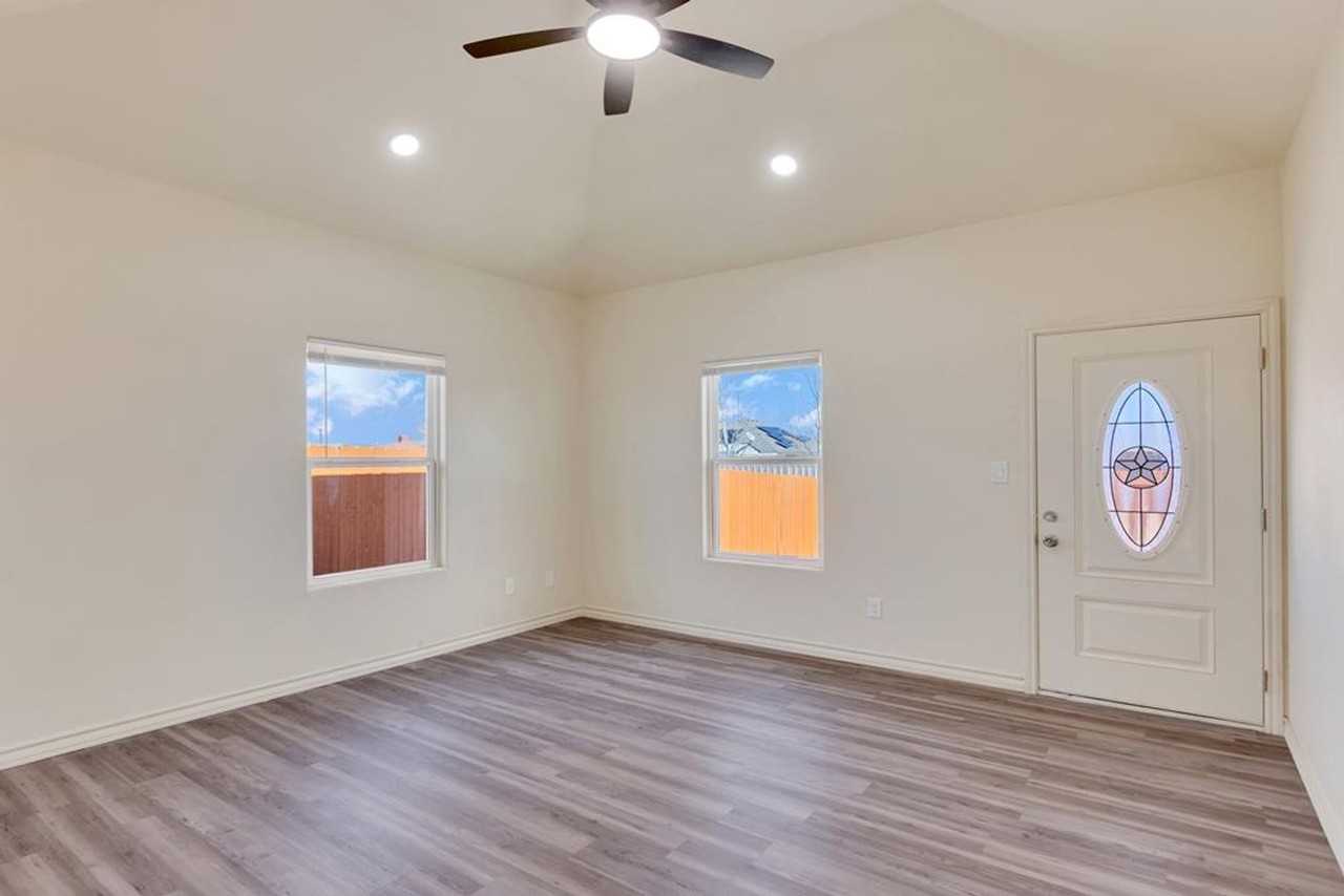 1020 N Eva Ave - Photo 3 of 6