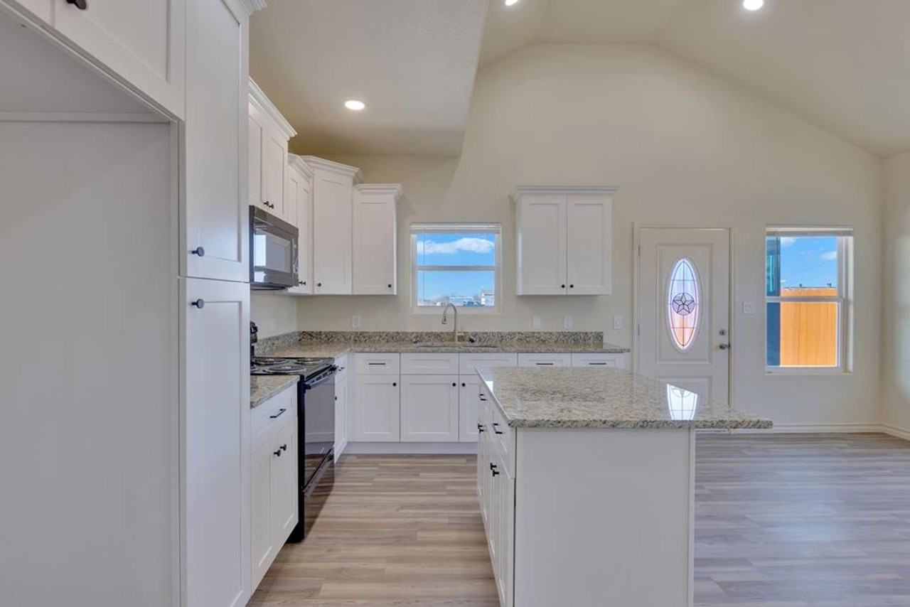 1020 N Eva Ave - Photo 4 of 6