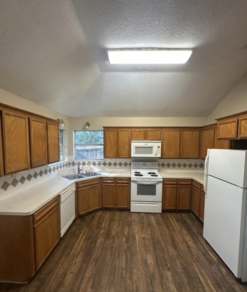 3907 Littlerock Dr - Photo 5 of 12