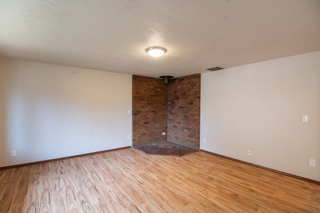 1154 Dawn Dr - Photo 4 of 31