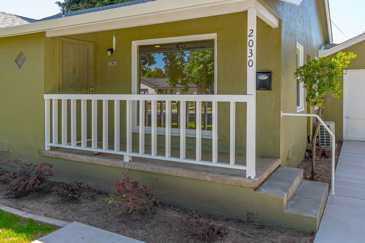 2030 Roble Ave - Photo 4 of 29