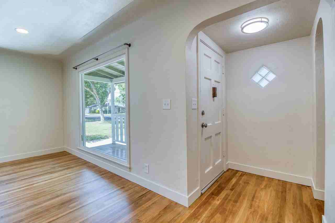 2030 Roble Ave - Photo 7 of 29