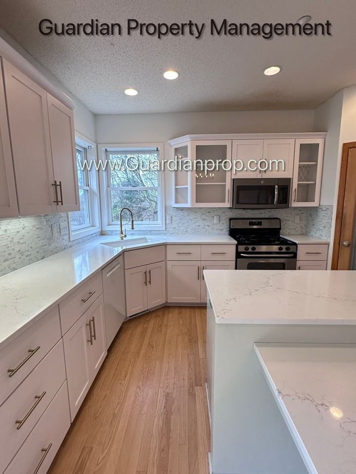 4817 Williston Rd - Photo 4 of 35