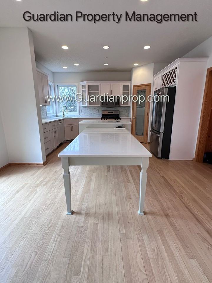 4817 Williston Rd - Photo 5 of 35