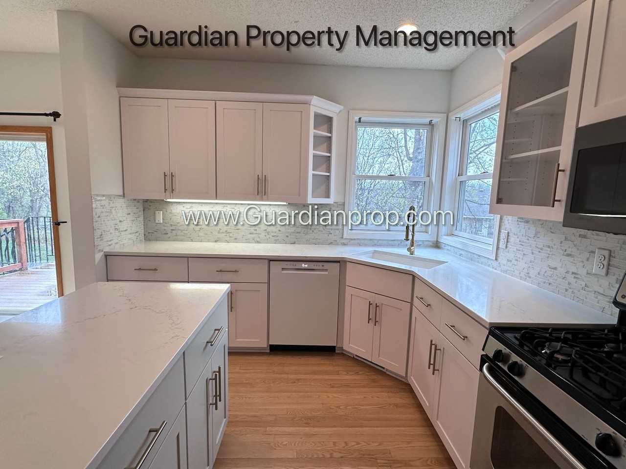 4817 Williston Rd - Photo 6 of 35