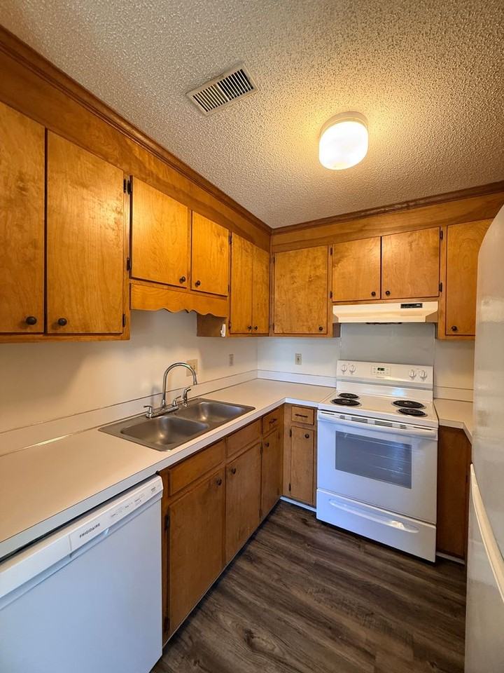 Ivy Court Apartments - Photo 2 of 12