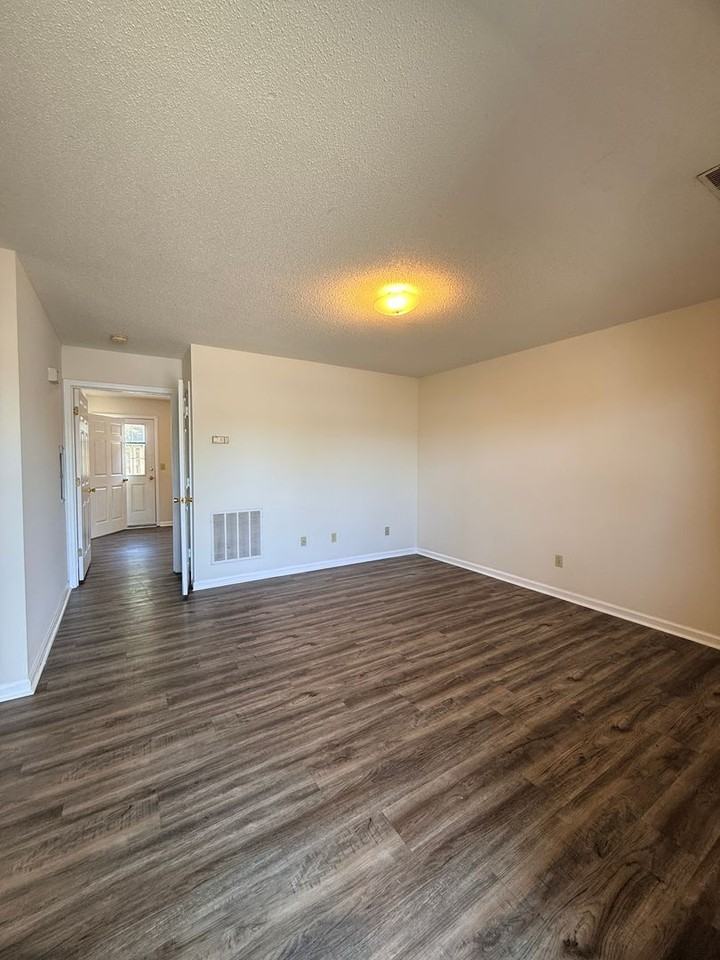 Ivy Court Apartments - Photo 3 of 12