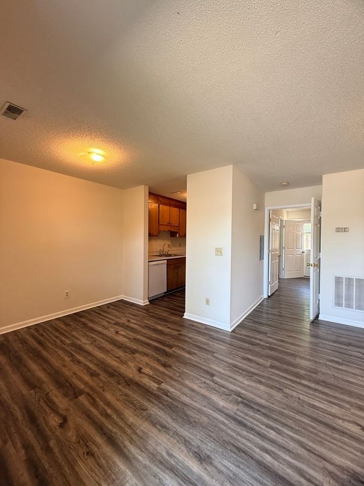 Ivy Court Apartments - Photo 4 of 12