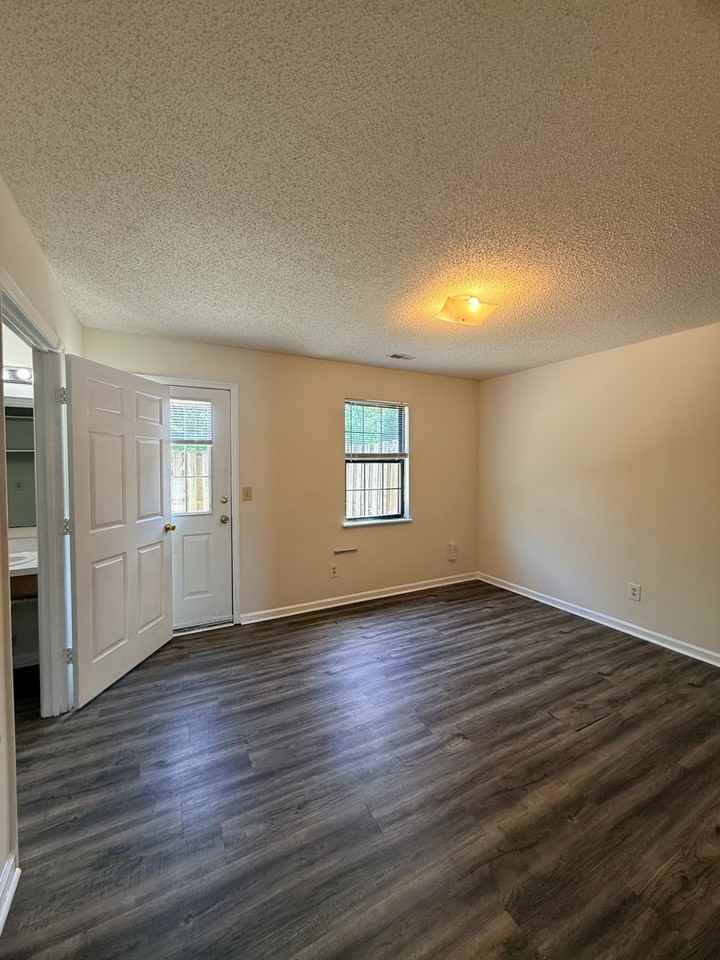 Ivy Court Apartments - Photo 5 of 12