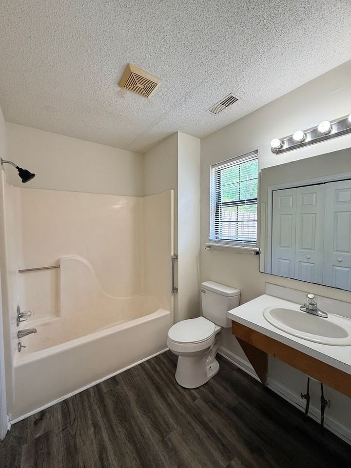 Ivy Court Apartments - Photo 6 of 12