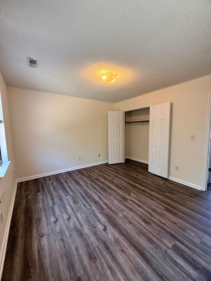 Ivy Court Apartments - Photo 7 of 12